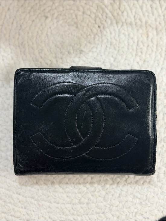 CHANEL Handbags - CHANEL Black Vintage Compact Wallet | Classic CC Logo - PreLOVED ❣️